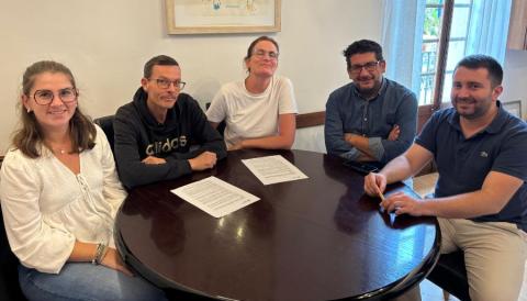 conveni amb els representants de l'Associació de Famílies