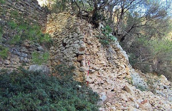 L'Ajuntament d'Alaró i la propietat de la finca de Sa Bastida signen un conveni per a la investigació arqueològica i la rehabilitació de la fortalesa del Puig de La Mola