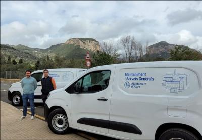 El batle, Llorenç Perelló i el regidor de Manteniment, Toni Mateu Morro amb els nous vehicles adquirits per a la brigada municipal.