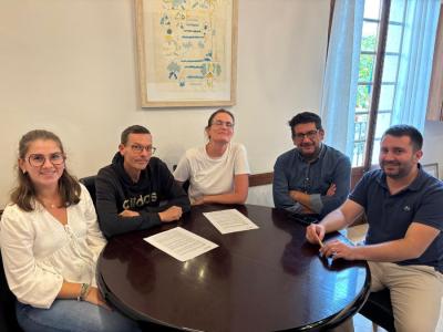 La regidora d'Educació, Maria Antònia Martorell i el batle, Llorenç Perelló signaren el conveni amb els representants de l'Associació de Famílies