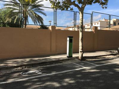 Punt de recàrrega per als vehicles elèctrics i bonificació de l’impost als cotxes elèctrics i híbrids