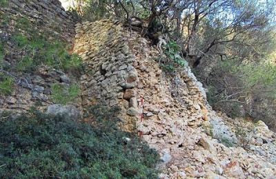 L'Ajuntament d'Alaró i la propietat de la finca de Sa Bastida signen un conveni per a la investigació arqueològica i la rehabilitació de la fortalesa del Puig de La Mola