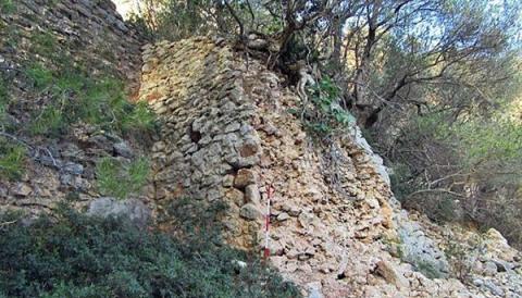 L'Ajuntament d'Alaró i la propietat de la finca de Sa Bastida signen un conveni per a la investigació arqueològica i la rehabilitació de la fortalesa del Puig de La Mola